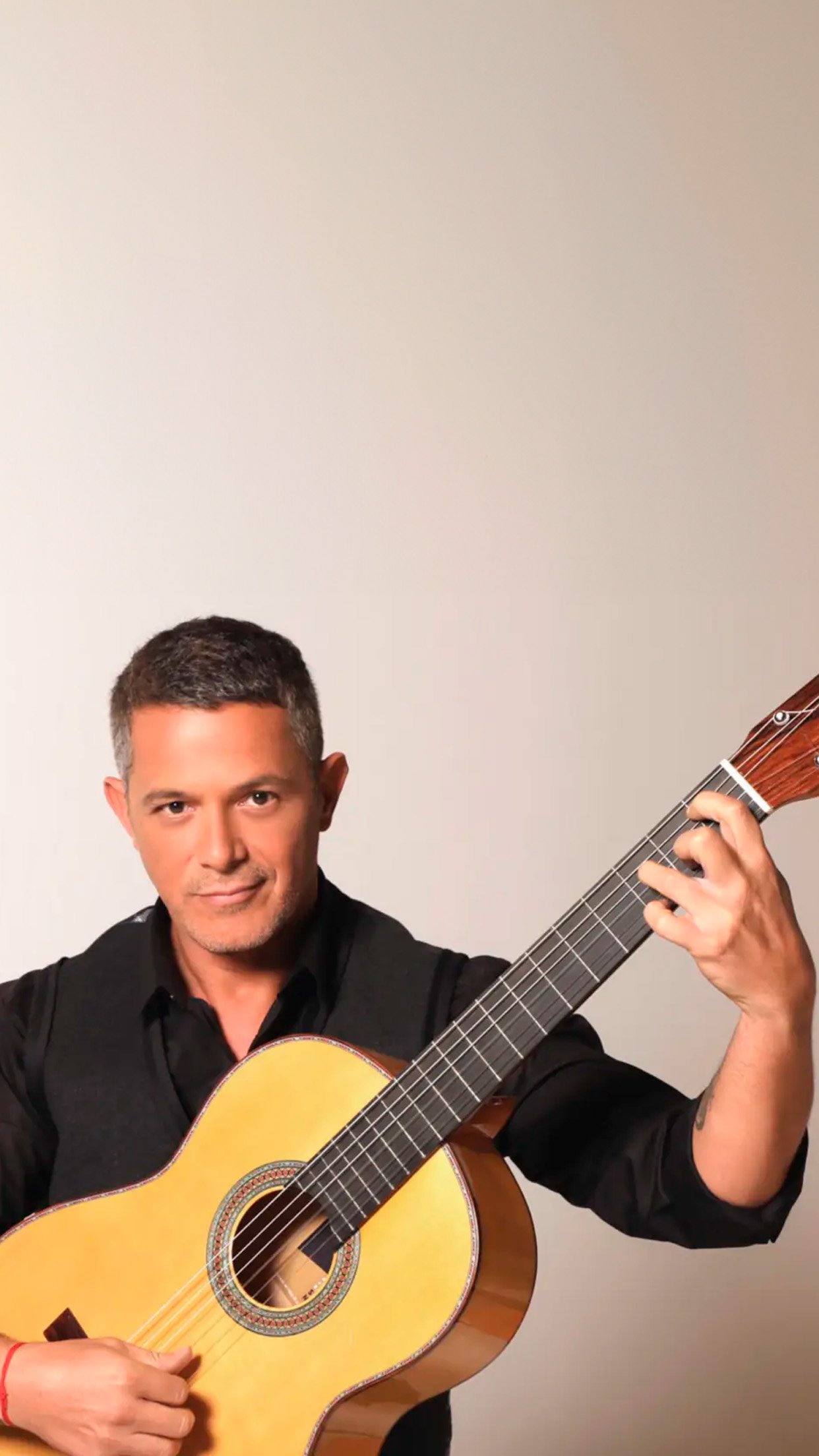 Un luthier sevillano elabora cuatro guitarras diseñadas por Alejandro Sanz bautizadas como Cai, Alma, Manuela y Triana