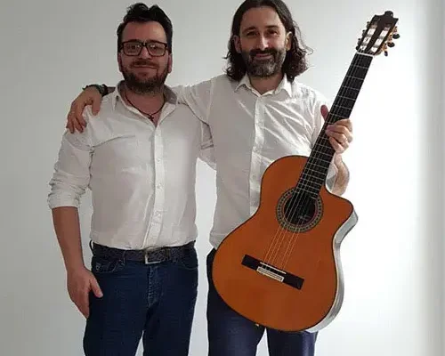 Imagen entregando una de nuestra guitarra a nuestro artista