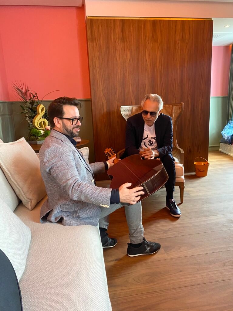 Image of Andrea bocelli y antonio